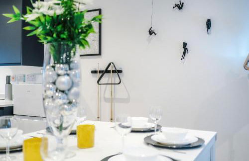 Stunning 3 Story Home, 3 x King Size Beds, Pool Table, Free Parking x2, Ping Pong - Foto 25