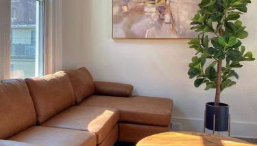 2 Bedrooms • Warm & Historic Stay • Free Parking - Photo 5