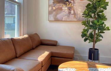 2 Bedrooms • Warm & Historic Stay • Free Parking - Photo 5