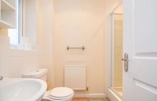 6 bed house with free secure parking & 3 bathrooms - Photo 14