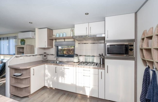 Chalet in Goedereede Near North Sea Beach - Photo 7