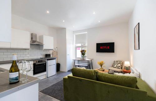 Contractor-Friendly 4-Bed 2-Bath Apartment, fast WiFi, central Redcar - Foto 1