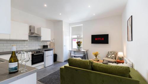 Contractor-Friendly 4-Bed 2-Bath Apartment, fast WiFi, central Redcar - Foto 1