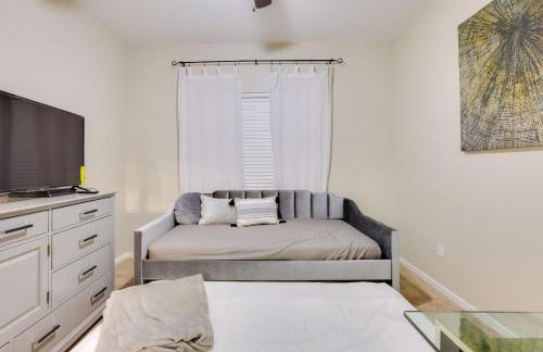 6 Mi to Vegas Strip City-View Gem with Pool Access - Foto 17