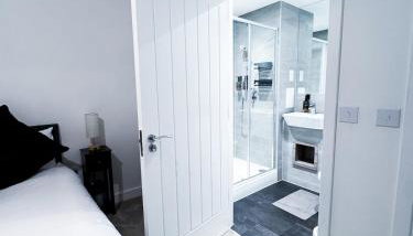 Rochester Gem, Balcony, FREE Parking and 2 mins walk to Station - Foto 3