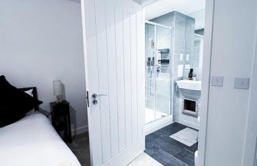 Rochester Gem, Balcony, FREE Parking and 2 mins walk to Station - Foto 3