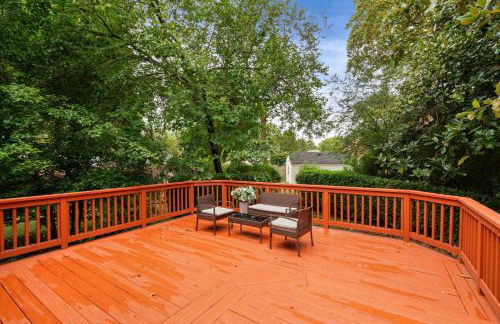 Charming Townhouse Retreat by CozySuites - Foto 37