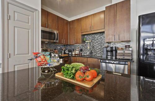 Luxury 1BR Resort Stay with WiFi, Pool, and Desk near Med Center and NRG - Foto 12