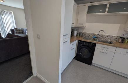 Large Modern House With Private Parking - Photo 12