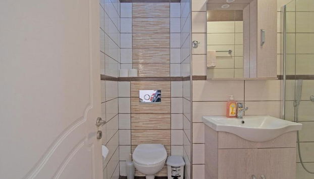 Snug Apartment in Mpenitses With Shared Pool - Foto 5, Baño