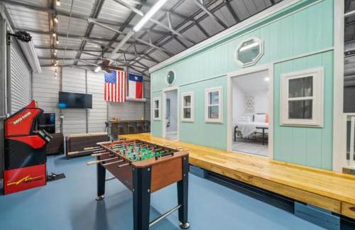 Gorgeous Home with Huge Private Pool and Game Room - Foto 1