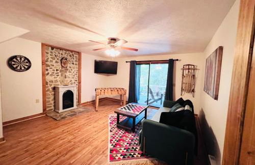 Maggie Valley 4BR Cabin with Hot Tub in Serene Forest - Foto 18