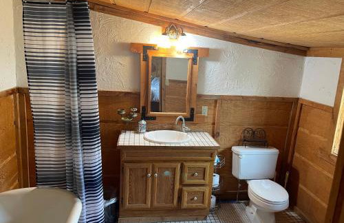 Cozy Cottage off Salmon River Tributary, in Town - Foto 8