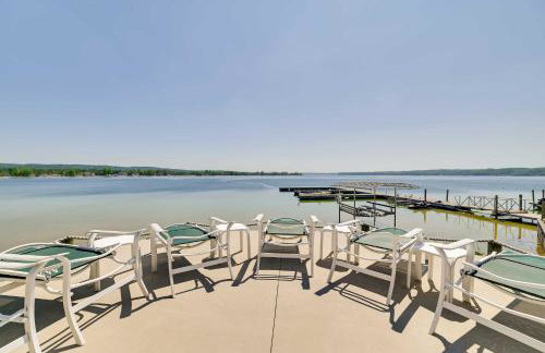 Gorgeous Onekama Condo with Pool and Lake Access! - Foto 24