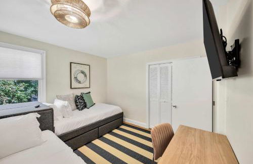 1 Story Family Home Half Mile to Beach with Patio , Grill, Office with Twin Beds, Peaceful Wooded Setting, Spacious Driveway, Garden Views, Walk to Shore, Perfect Cape Cod Getaway for Families - Foto 46