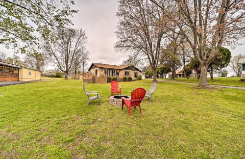 Kayaks and Boat Dock Waterfront Home in Grove - Foto 27