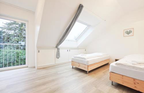 Tolstov House - 6 Zimmer Haus - große Küche - Garten - Parkplatz - 25min Messe DUS - Foto 24