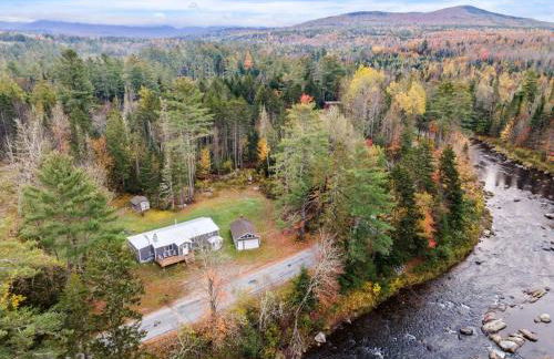 Riverfront Retreat in the White Mountains - 3BR Cozy Escape Near Ski & Hike - Foto 9