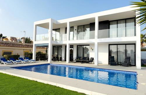 Luxury villa with large swimming pool and outdoor area - Foto 7