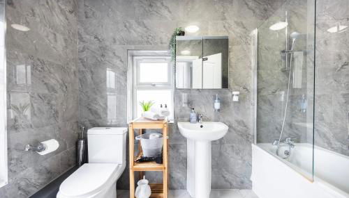 Quick Access to London City, Self Check-in! - Foto 2, towels, Shower