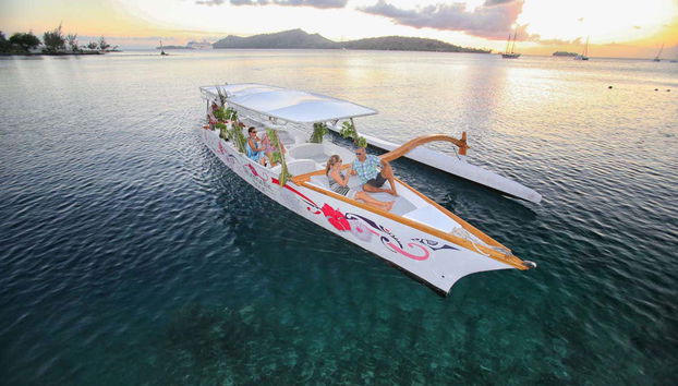 Disfrutando de un paseo en barco al atardecer
