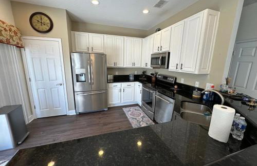 An Incredible Vacation Home with Saltwater Pool! - Foto 14