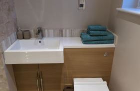 Cheltenham large house with gym, bar & hot tub - Photo 34