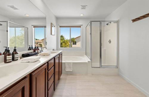 Spacious Private Home with Saltwater Pool & Hot Tub - Foto 10