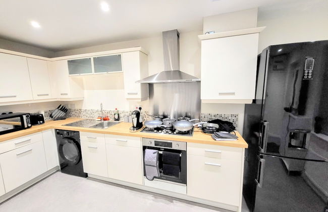 Large Modern House with Parking - Photo 44