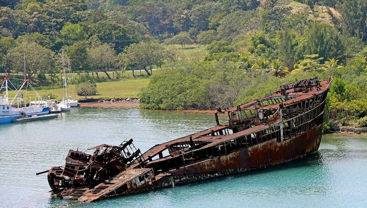 Barco hundido Dixon Cove