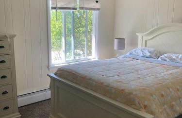Spacious and Walk to the Beach with Central AC and Outdoor Shower - Photo 20