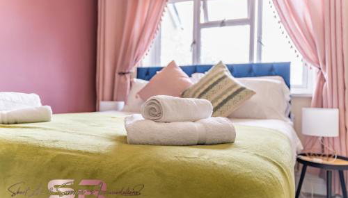 Stylish 4-BR Hayes Home, Guests 8 - Ideal for Long term stays, Fast unlimited Wi-Fi - Foto 2