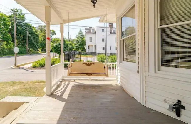 The Carew House Sleeps 10 Fenced 4BR Full Kitchen Steps2 YCP - Foto 18