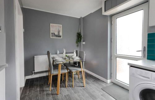 Comfy stays, Rotherham for contractors & Families, spacious, conservatory, free parking, wifi, 3BDR - Foto 15