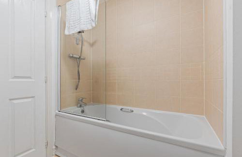 Charming House - Walking distance to Town Centre - Free Parking, Self-Check-In, Fast WiFi and Smart TV by Yoko Property - Photo 11