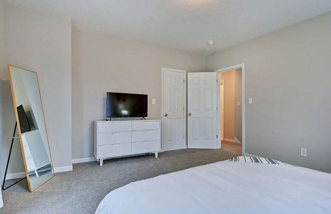 Spacious 6BR/3BA House w/ Parking! Sleeps 20! - Foto 4