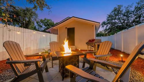 Family & Pet Friendly Getaway with Porch Fire Pit & Yard - Foto 3