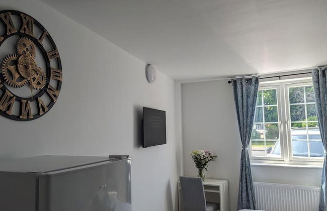 Tranquil Studio Retreat With Free Parking - Photo 9