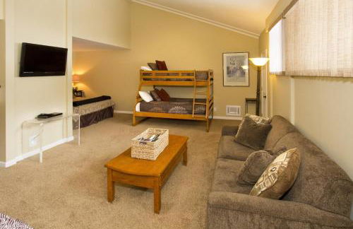 St Anton Street View 2-Bedroom Condo with full kitchen - Foto 24