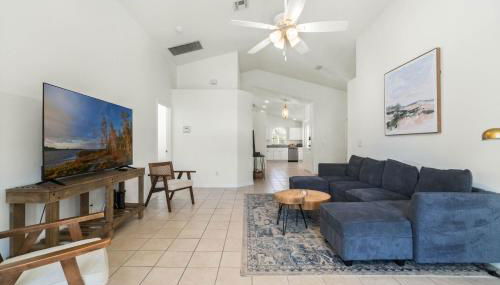 Luxury 4-Bedroom Home with Private Pool, Jacuzzi, AC, Wi-Fi, Cable TV, 5 Minutes from Disney - Foto 4