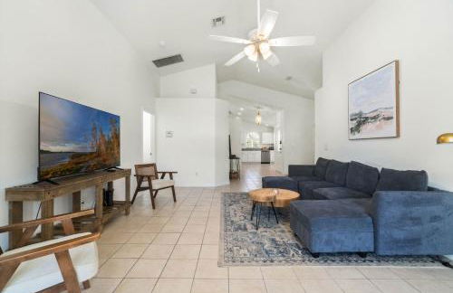 Luxury 4-Bedroom Home with Private Pool, Jacuzzi, AC, Wi-Fi, Cable TV, 5 Minutes from Disney - Foto 4