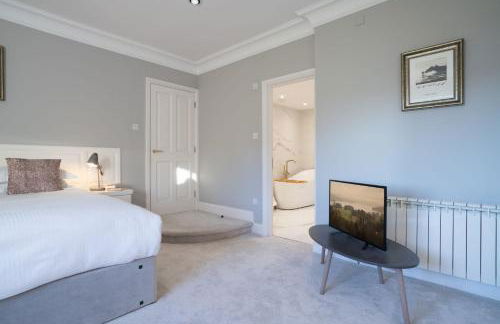 Brand New - Contemporary - 2 Bedroom - 2 Bathroom - Spacious Apartment - Lake Views - Foto 20