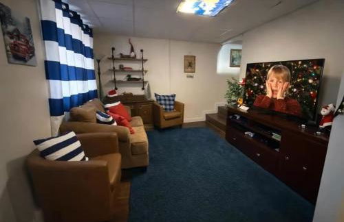 WOW!! Ultimate Pocono Retreat Hot Tub, Game Room, Fire Pit, Near Lakes & Hiking! - Foto 33