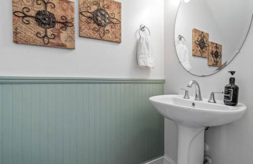 Sunset Serenity!!-Tropical Waterfront Oasis-Huge Private Patio-10Min to KingSt & Beaches - Foto 25