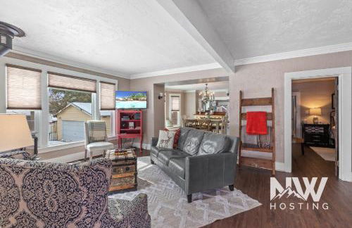 Cozy Farmhouse w Treehouse Fire Pit 1 Mile to Beach Close to Skiing Adventures 1226 - Foto 14