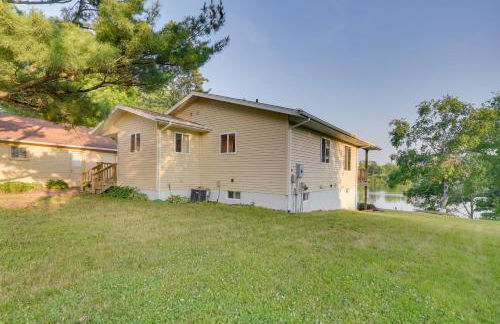 Lakefront Birchwood House with Deck and Fire Pit! - Foto 39