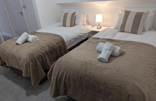 Large 4 Bed Hse, Sleeps 7, 3 BTH, Drive PRKG-4 Cars, M4-A329, Shinfield Studios, 10mins, Reading, Ascot & Legoland 20mins, Film Crew, Contractor & Family Friendly - Foto 6