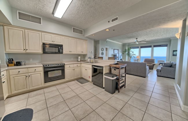 Luxurious Beachfront Condo with Beachside Pool Access and Free WiFi - Unit 1202 by RedAwning - Foto 9