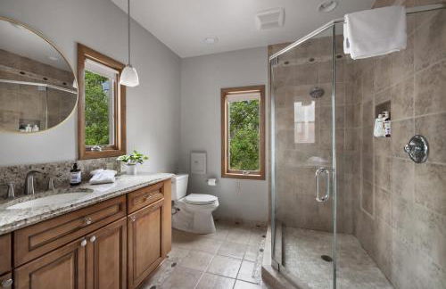 Two Cabins Retreat in Woods Resort - Dog-Friendly - Foto 32