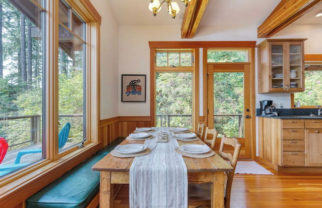 Goss Lake Chalet by Avantstay Lakefront w/ Dock - Photo 13